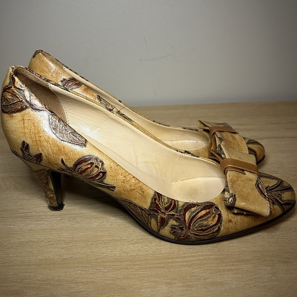 Cuoieria Fiorentina Pointed Toe Floral Print Patent Leather Pumps with a Bow - Picture 2 of 6